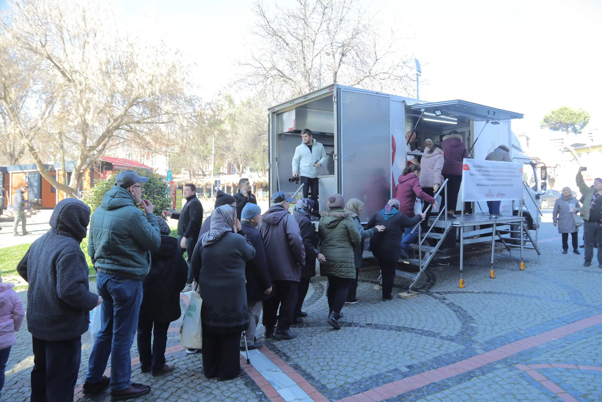 EDİRNE’DE KANDİL BEREKETİ: BAŞKAN FİLİZ GENCAN HEMŞEHRİLERİ İLE BİR ARAYA GELDİ galeri görseli